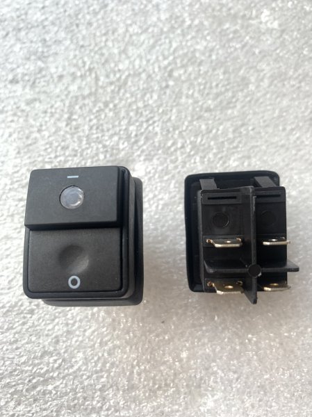 R11-8Q Latching Switch with Light 16(12)A 250VAC Brand New