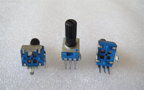 Type 09 0932 potentiometer B102 vertical B1K inverter adjustable resistor 3-pin plum blossom handle handle length 13MM